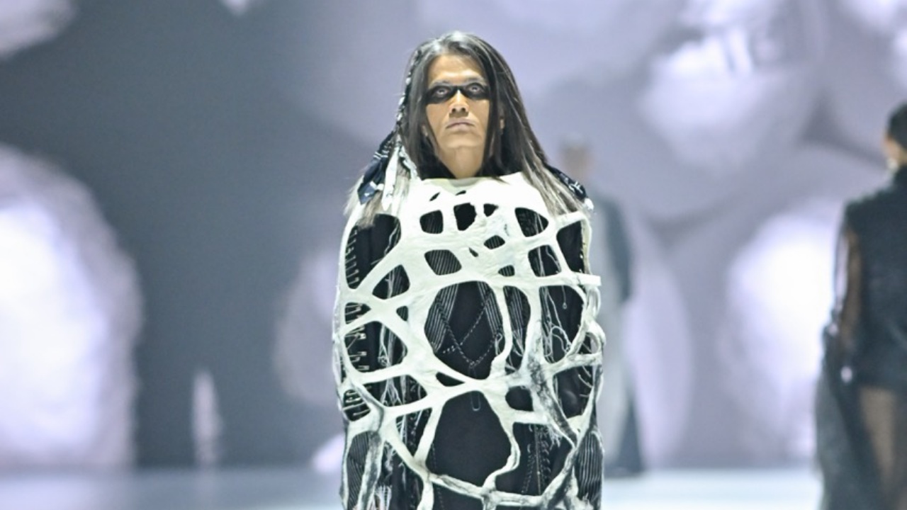 Sejauh Mata Memandang Tutup JFW 2025 dengan Koleksi 'Republik Sebelah Mata'