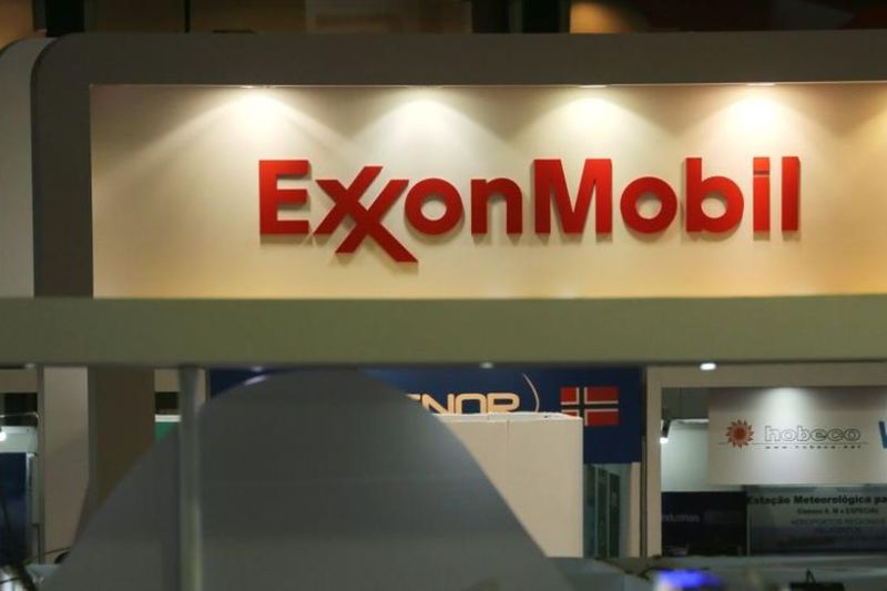  Logo Exxon Mobil Corp terlihat di Rio Oil and Gas Expo and Conference di Rio de Janeiro, Brazil 24 September 2018. ANTARA/REUTERS/Sergio Moraes