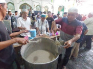 Antrean Panjang Bubur Samin Banjar Masjid Darussalam Tradisi Ramadan di Solo