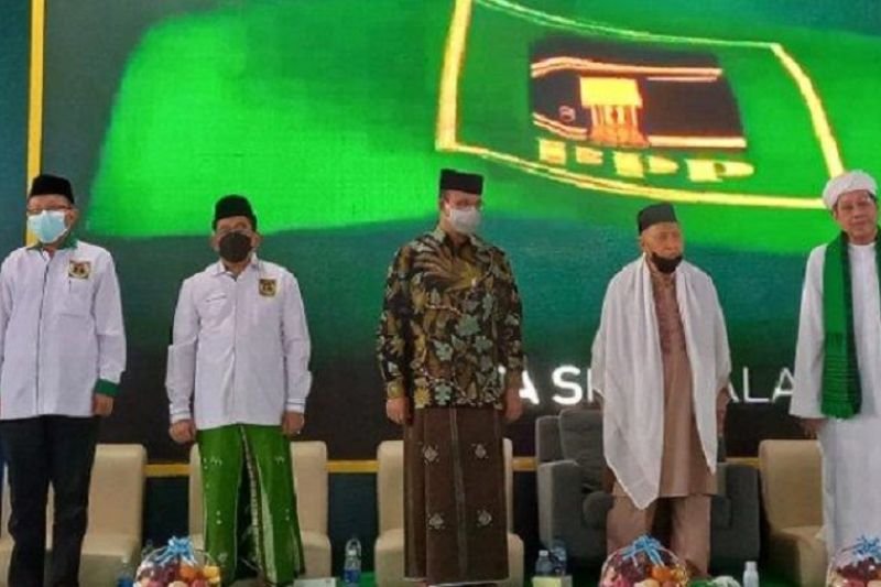 Ulama Jakarta KH. Maulana Kamal Yusuf, mantan Wapres dan mantan Ketum PPP periode 1998-2007 Hamzah Haz, Gubernur DKI Anies Baswedan, Wakil Menteri Agama KH Zainut Tauhid Sa'adi, dan Pimpinan MPR yang juga Waketum DPP PPP Arsul Sani dalam peringatan HUT PPP ke-49 dan Istighosah Haji Lulung di Jakarta, Minggu (30/1/2022). (ANTARA/Dokumentasi Pribadi)