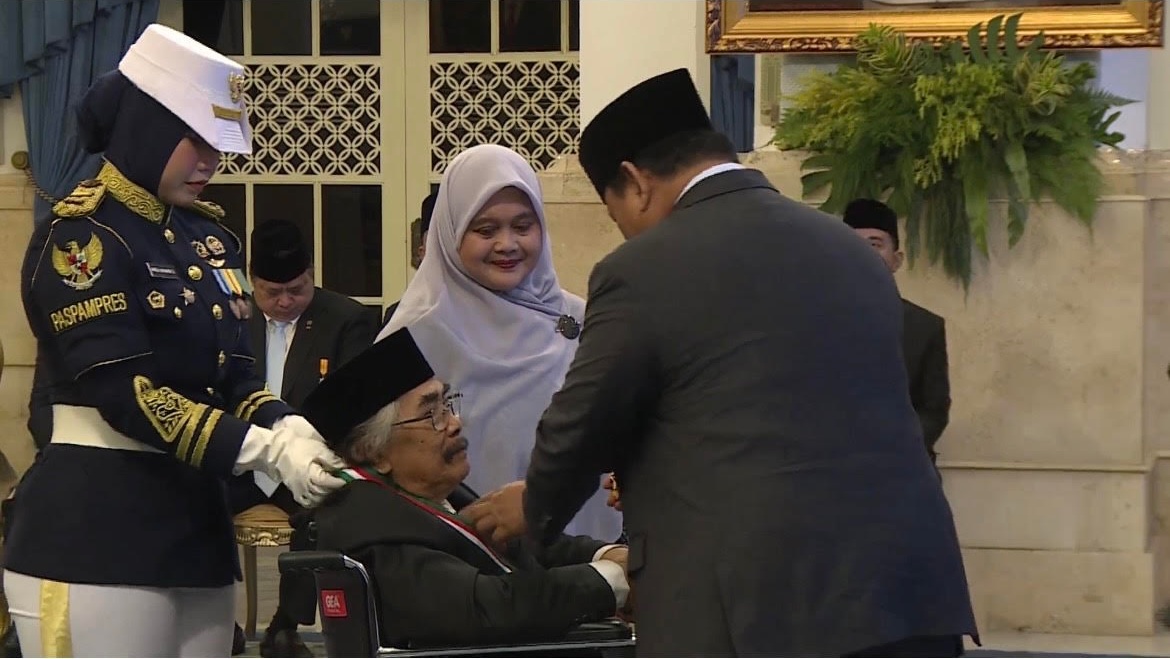 Presiden Prabowo Berikan Tanda Kehormatan untuk Jaja Miharja