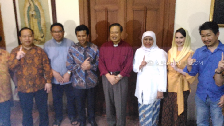 Paslon Cagub dan Cawagub Jatim Berkampanye Sambil Minta Doa