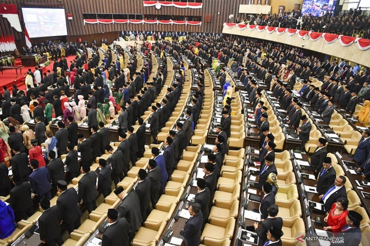 Suasana pelantikan anggotan Dewan Perwakilan Rakyat (DPR) periode 2019-2024 di Ruang Rapat Paripurna, Kompleks Parlemen, Senayan, Jakarta, Selasa, (1/10). (ANTARA FOTO/Nova Wahyudi/pd)