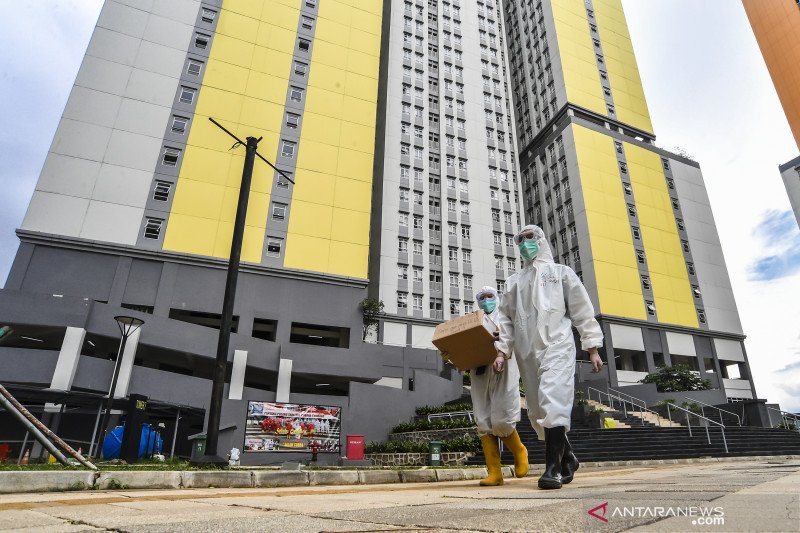 Petugas kesehatan di Rumah Sakit COVID-19 Wisma Atlet berjalan membawa kotak obat di Jakarta, Jumat (26/2/2021). ANTARA FOTO/Muhammad Adimaja/wsj.