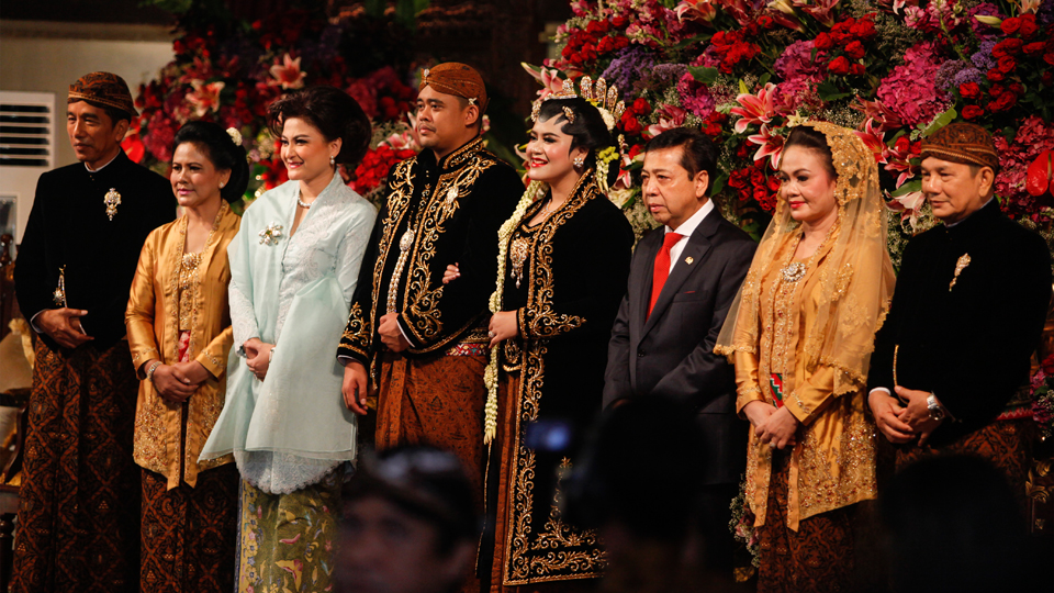 Ketua Dewan Perwakilan Rakyat Setya Novanto (ketiga kanan) beserta istrinya Deisti Astriani Tagor (ketiga kiri)  berfoto bersama Presiden Joko Widodo (kiri), Ibu Negara Iriana Joko Widodo (kedua kiri), Ibunda Bobby Nasution, Hanifah Siregar (kedua kanan) dan Paman Bobby Nasution, Irwin Nasution (kanan) saat menghadiri pernikahan Kahiyang Ayu (keempat kanan) dengan Bobby Nasution (keempat kiri) di Gedung Graha Saba, Solo, Jawa Tengah. ANTARA FOTO/Maulana Surya