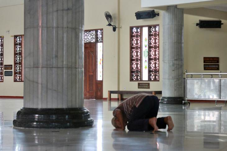 Ilustrasi - Warga shalat di masjid. ANTARA Jatim/ dokumen