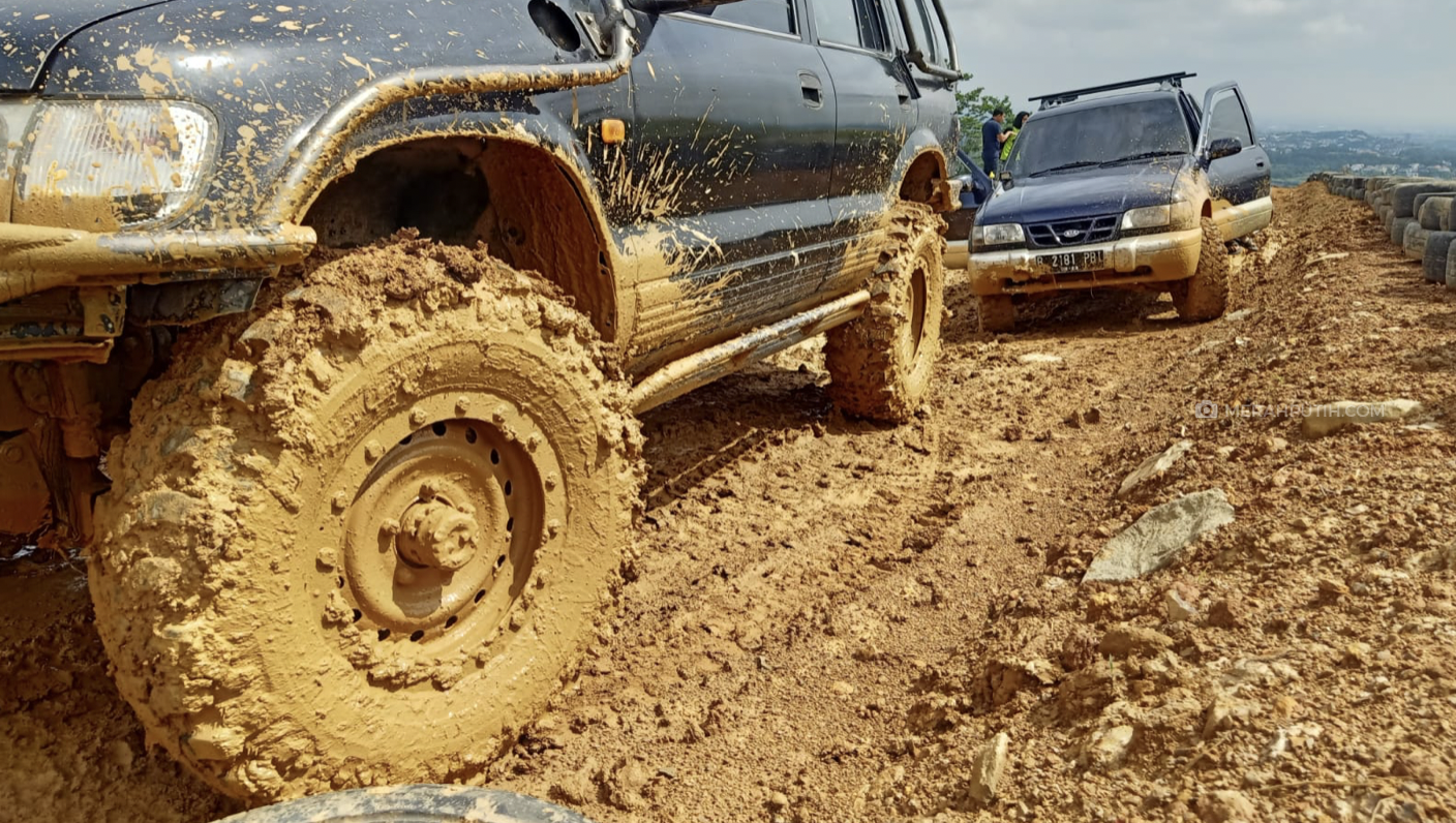 Pecinta KIA Sportage Gen 1 Bersilaturahmi di Jalur Off-road Desa Pelangi Sentul