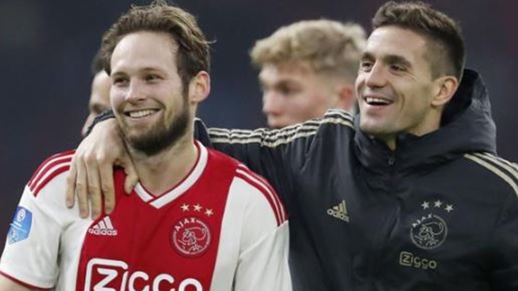 Dusan Tadic dan Daley Blind (@BBCSport)