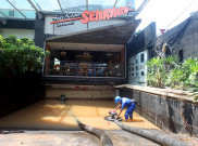 Aksi Pasukan Biru Menyedot Air Banjir Basement Jalan Raya Kemang Jaksel