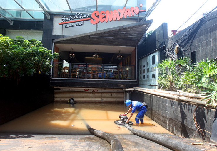 Aksi Pasukan Biru Menyedot Air Banjir Basement Jalan Raya Kemang Jaksel