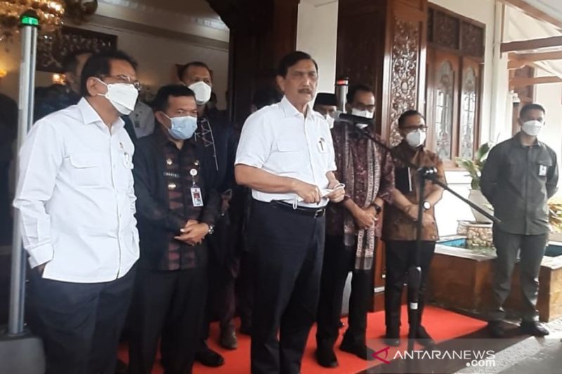 Luhut Imbau Warga Jangan Keluar Negeri: Kalau Mau Masih Hidup, Silakan Ikuti