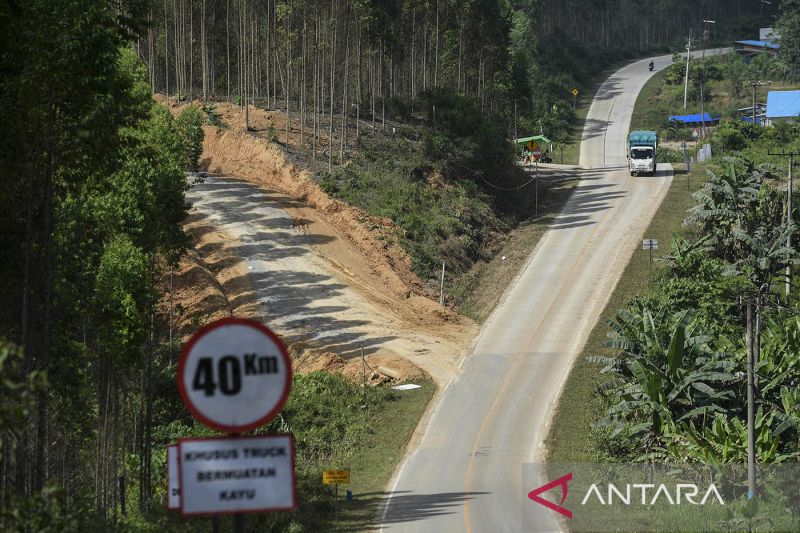 Truk melintas di jalan raya yang akan masuk ke dalam Kawasan Inti Pusat Pemerintahan Ibu Kota Negara (IKN) Nusantara di Kecamatan Sepaku, Penajam Paser Utara, Kalimantan Timur, Selasa (15/3/2022). Kawasan Inti Pusat Pemerintahan IKN Nusantara seluas 6.671 hektare itu rencananya akan terbagi menjadi tiga klaster, yaitu klaster kawasan inti pemerintahan, klaster pendidikan, dan klaster kesehatan. ANTARA FOTO/Hafidz Mubarak A/rwa.