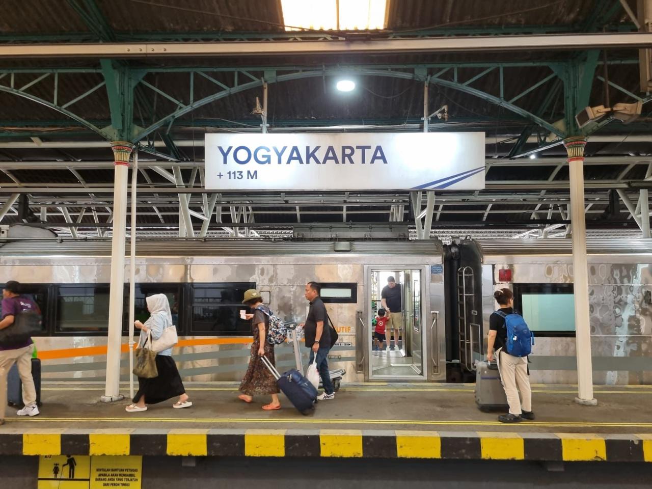 Integrasi KRL, KA Lokal, KA Bandara, dan KA Jarak Jauh Tingkatan Jumlah Penumpang di Stasiun Yogyakarta pada Periode Mudik Lebaran 2025