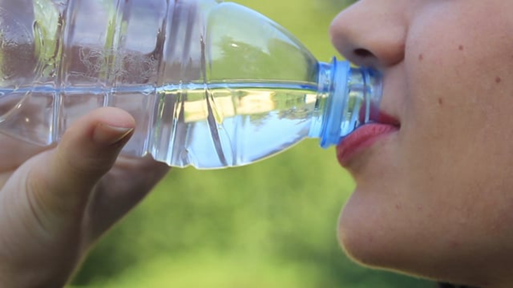 Minum air. (Pixabay)