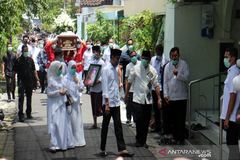 Semua Bermasker, Prosesi Pemakaman Ibunda Jokowi Pakai Adat Brobosan