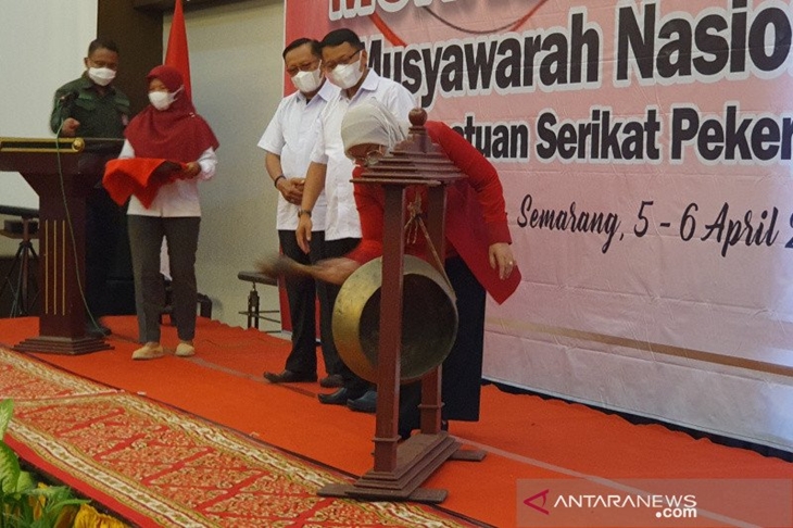 Menteri Ketenagakerjaan Ida Fauziyah membuka Musyarawah Nasional II Federasi Kesatuan Serikat Pekerja Nasional (FKSPN) di Semarang, Senin (5/4/2021). (ANTARA/Wisnu Adhi)
