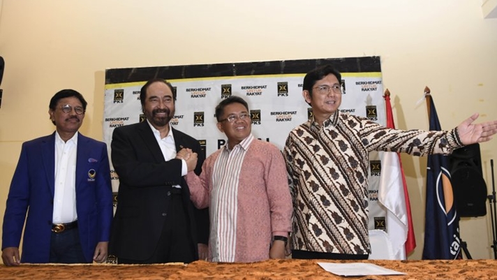 Ketua Umum Partai Nasional Demokrat (Nasdem) Surya Paloh (kedua kiri) bersama Presiden Partai Keadilan Sejahtera (PKS) Sohibul Iman (tengah), Sekjen partai Nasdem Johnny G Plate (kiri) dan Sekjen PKS Mustafa Kamal (kanan) foto bersama usai menyampaikan hasil pertemuan tertutup kedua partai di DPP PKS, Jakarta, Rabu (30/10/2019). Pertemuan tersebut dalam rangka silaturahmi kebangsaan dan menjajaki kesamaan pandangan tentang kehidupan bermasyarakat berbangsa dan bernegara. ANTARA FOTO/Puspa Perwitasari/hp.