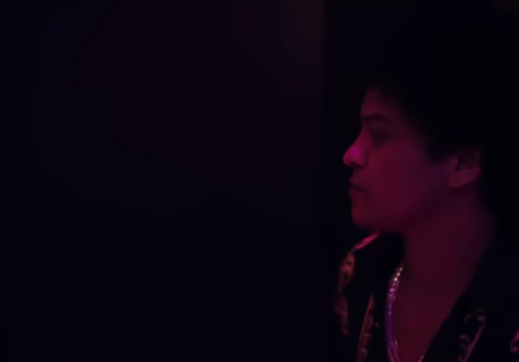 Lirik Lagu Versace On The Floor Bruno Mars, Ada Terjemahan
