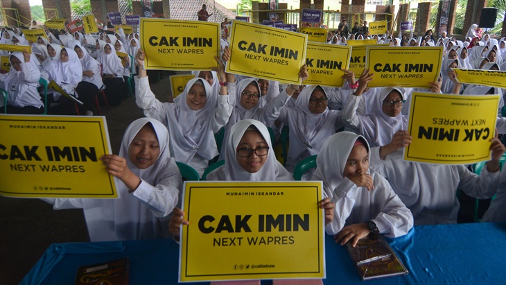 Sejumlah santri menunjukkan poster saat Ketua Umum Partai Kebangkitan Bangsa (PKB). (ANTARA FOTO/Adeng Bustomi)