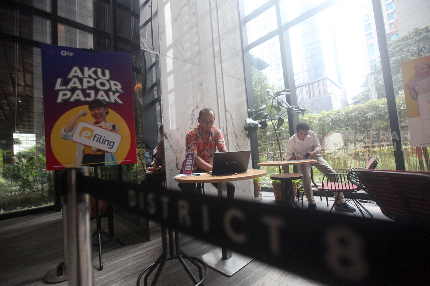 Aktivitas wajib pajak melakukan lapor pajak pribadi dan Surat Pemberitahuan Tahunan (SPT) di Gerai Pojok Pajak, ASHTA District 8, Jakarta, Selasa (18/3/2025).