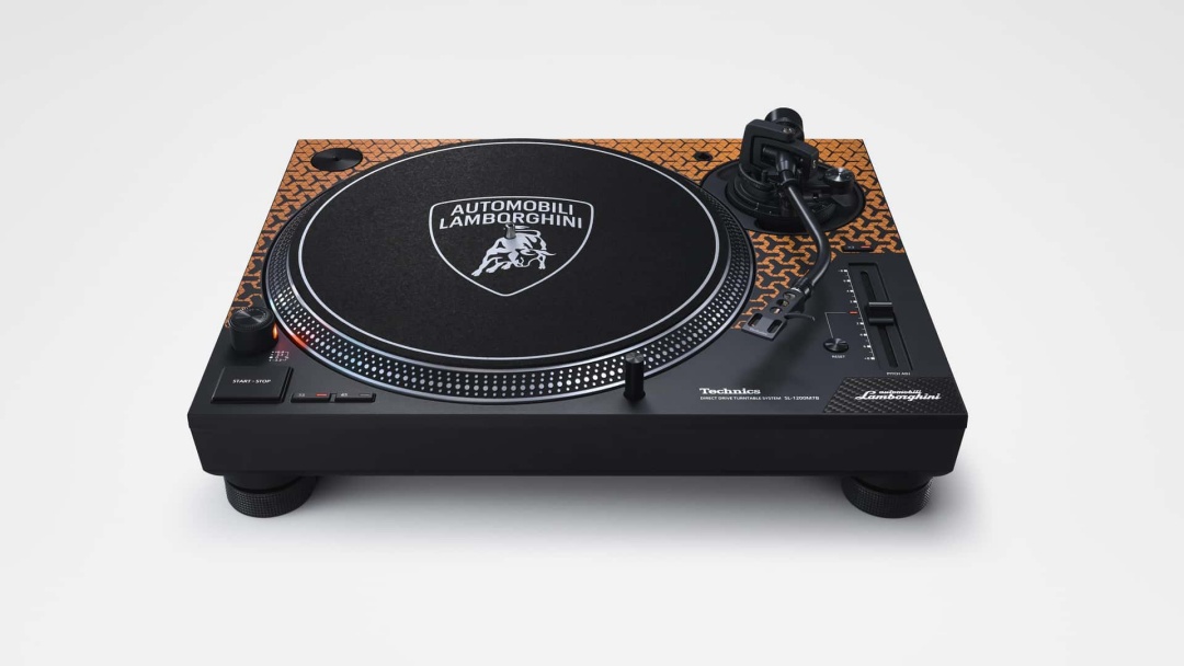 Lamborghini x Technics Hadirkan Pemutar dan Vinyl Bersuara Mesin V12