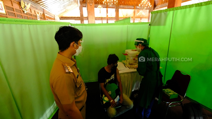   Wali Kota Solo Gibran Rakabuming Raka meninjau vaksinasi corona di Balai Kota, Senin (5/7). (MP/Ismail Jawa Tengah)