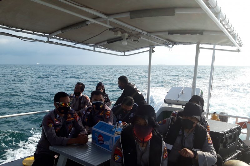 Para penyelam dari aparat kepolisian menuju Kepulauan Seribu untuk mencari korban pesawat Sriwijaya Air yang hilang kontak. (ANTARA/Muhammad Zulfikar)