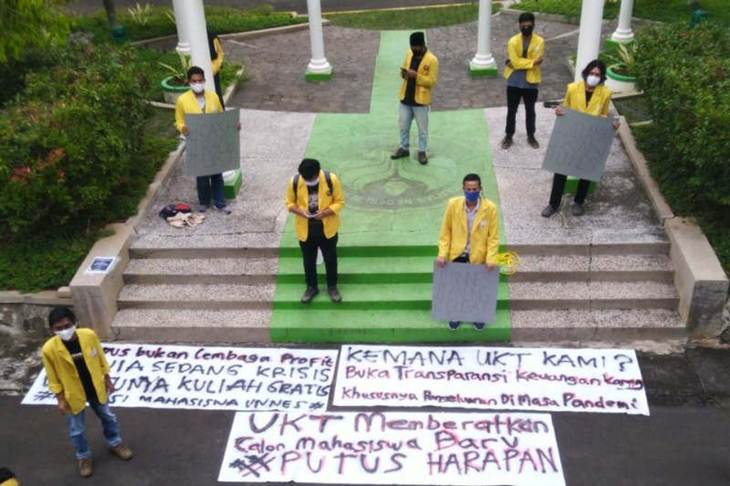 Mahasiswa Unnes menyuarakan tuntutan agar perguruan tinggi itu mengembalikan UKT yang sudah dibayar di tengah pandemi COVID-19 (ANTARA/ I.C.Senjaya)