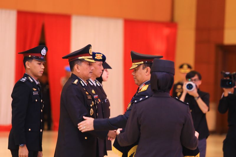 209 Anggota Polri Terima Bintang Bhayangkara Nararya dari Presiden Jokowi