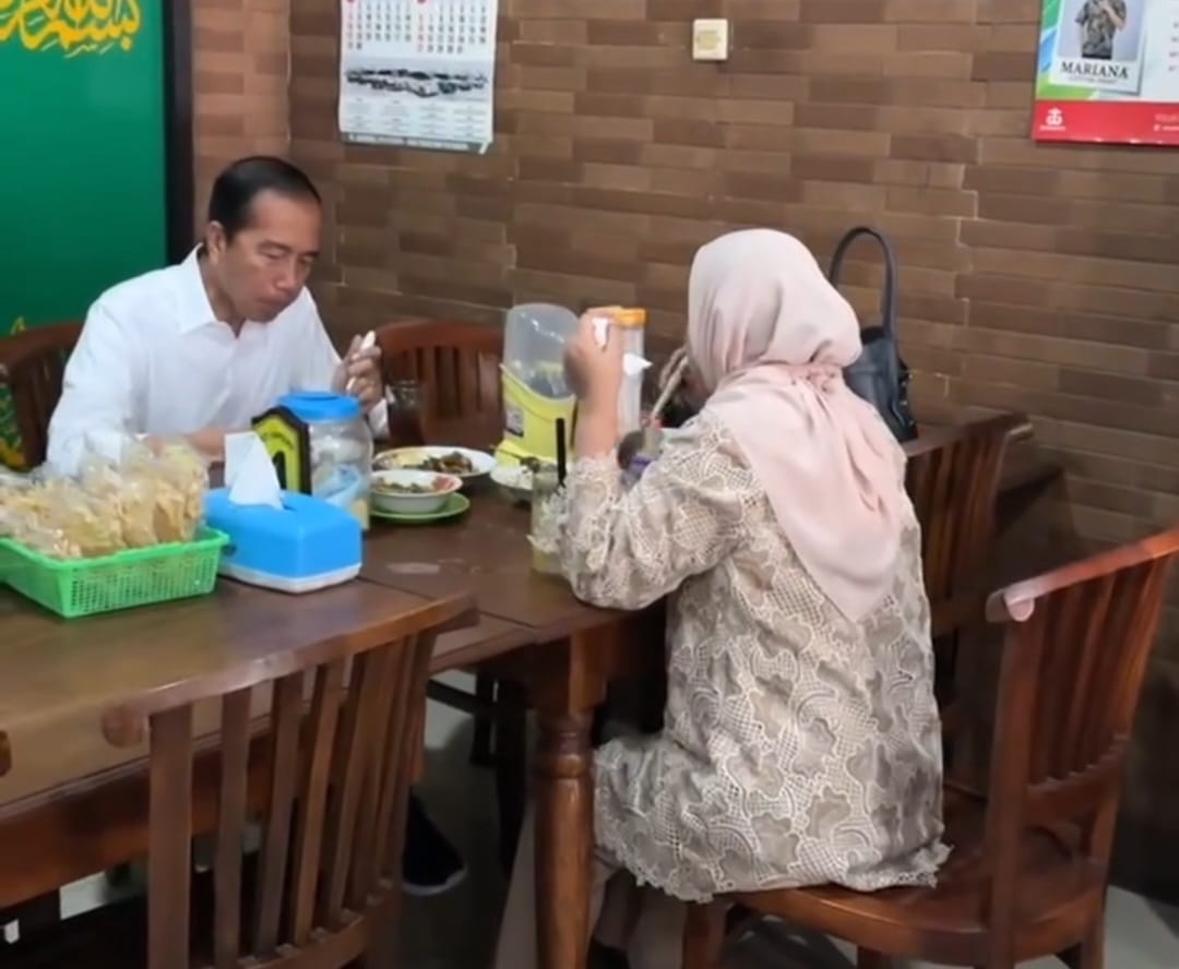 Pensiun, Jokowi dan Iriana Menikmati Makan Sate Kambing Bersama