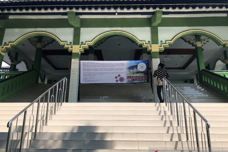 Dokumentasi - Pengurus Masjid Diponegoro Yogyakarta mengambil kebijakan tidak menggelar kegiatan peribadahan di masa awal pandemi COVID-19 pada pertengahan Maret 2020. (ANTARA/Eka AR)