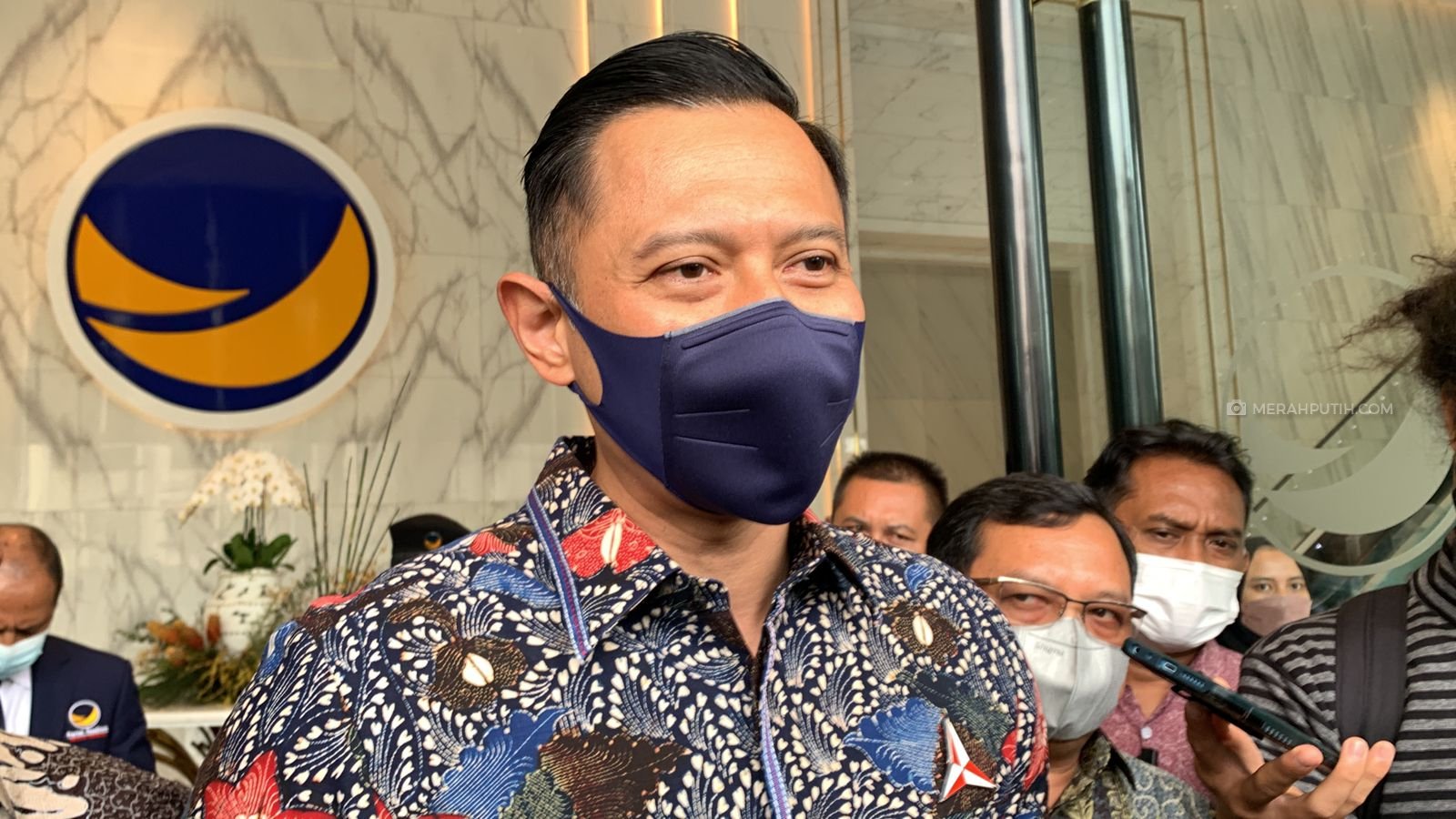 Ketua Umum DPP Partai Demokrat, Agus Harimurti Yudhoyono (AHY) berikan keterangan pers usai bertemu Ketum Nasdem, Surya Paloh di Nasdem Tower, Selasa (29/3). Foto: MP/Ponco