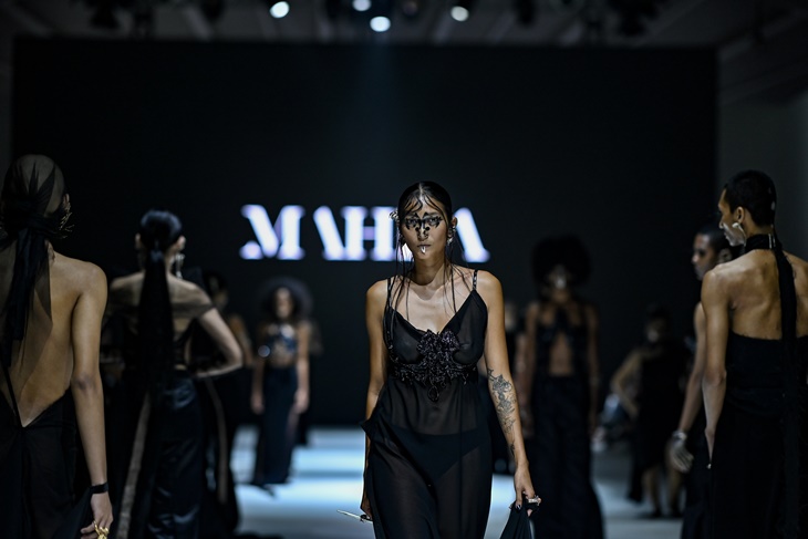 Dewi Fashion Knights Tutup Jakarta Fashion Week 2024