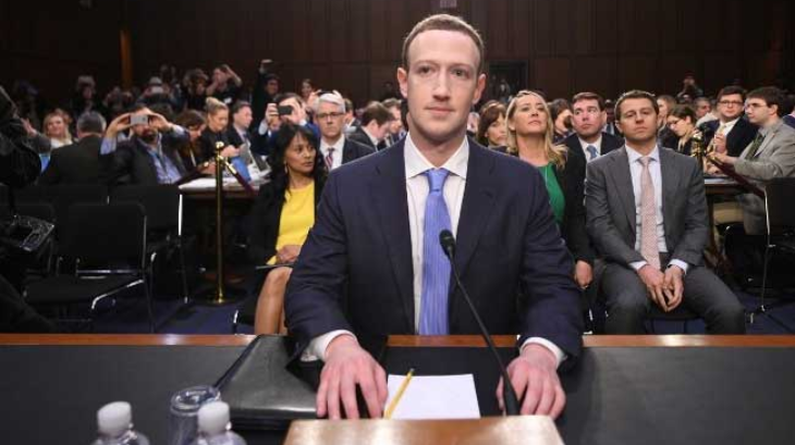 Mark Zuckerberg saat beri penjelasan di Senat AS