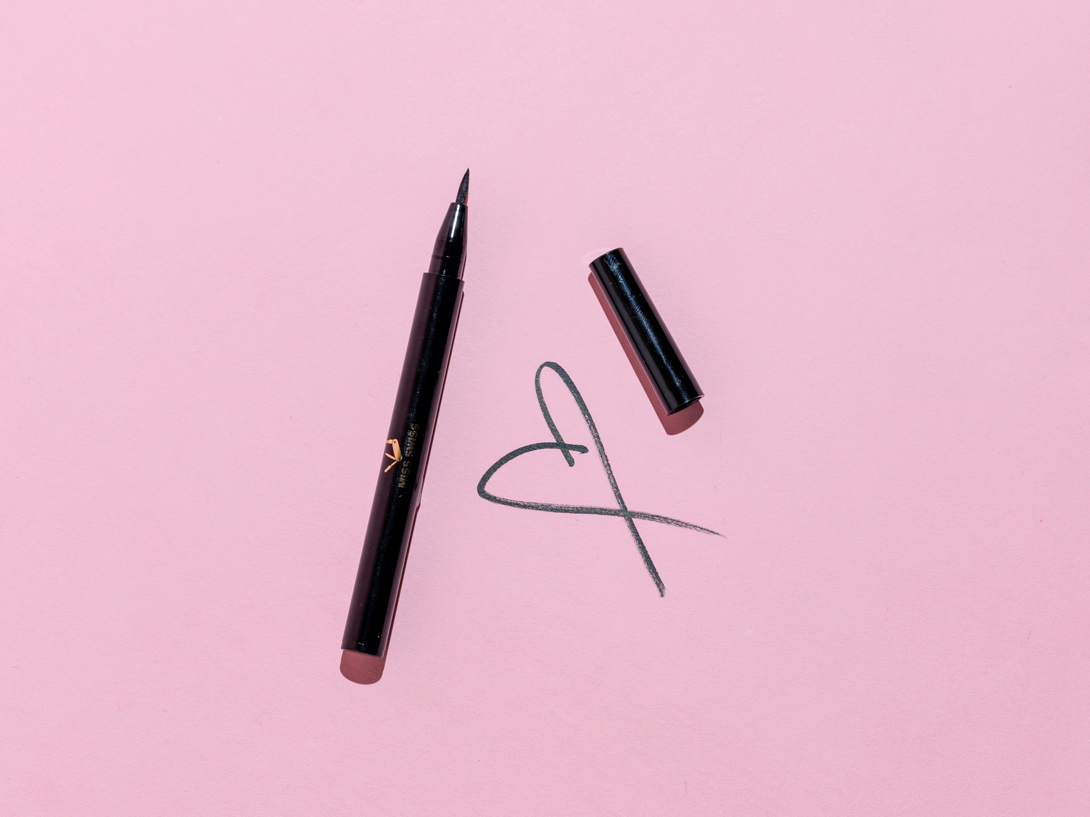 Cara Hapus Eyeliner Waterproof dengan Aman dan Efektif