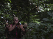 Berburu di Hutan Adat ala Pemuda Dayak Kenyah