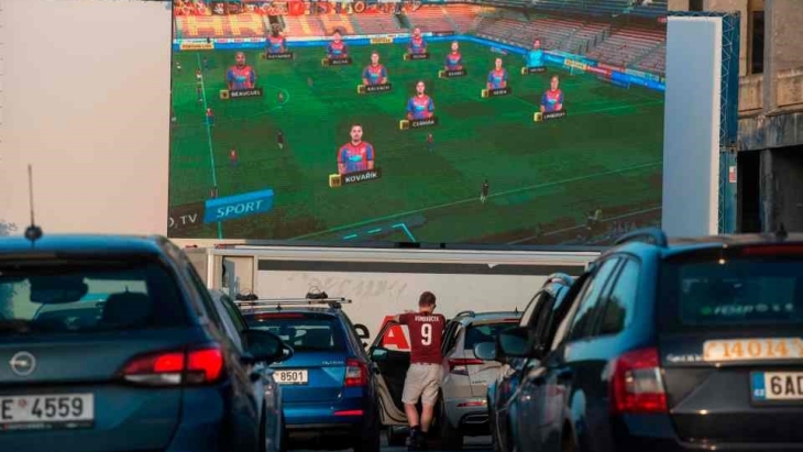 Nobar Pertandingan Sepakbola, Penggemar Klub Ini Terapkan Sistem Drive-In