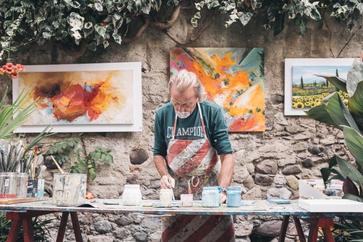 Terdapat beberapa kebanggaan tak ternilai yang dirasakan pelaku seni setiap menciptakan suatu karya. (Foto Unsplash/Eddy Klaus) 