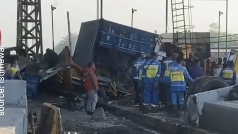 Truk Tabrak Gerbang Tol Ciawi 2 hingga Hancur, 1 Orang Alami Luka Ringan