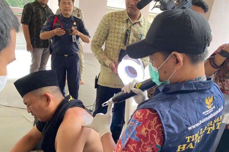Seorang pria sedang menghapus tato di Masjid Darul Jannah Kantor Wali Kota Jakarta Selatan, Kamis (13/4/2023). Foto: ANTARA/Luthfia Miranda Putri