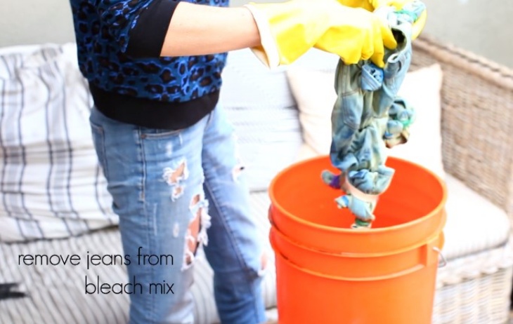 Sulap Celana Jeans Lama Jadi Baru dengan Teknik Acid Wash