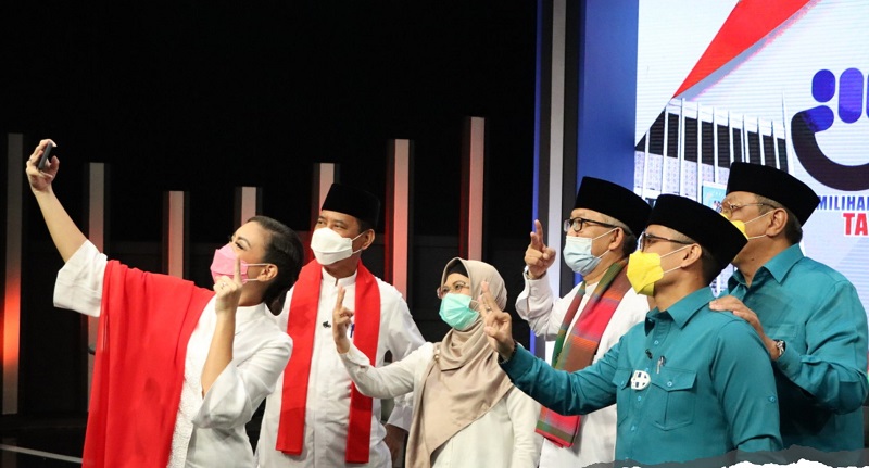 Kandidat Pilkada Tangsel usai debat. (Foto: KPU Tangsel).