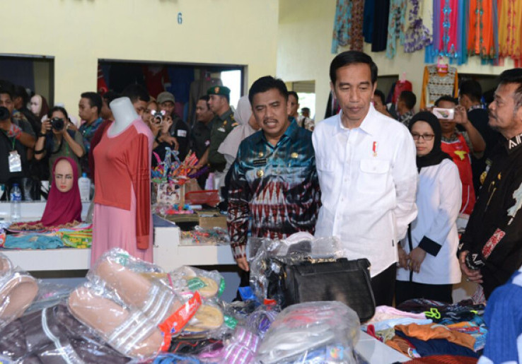 Usai Diresmikan, Presiden Jokowi 'Cuci Mata' di Pasar Maros 