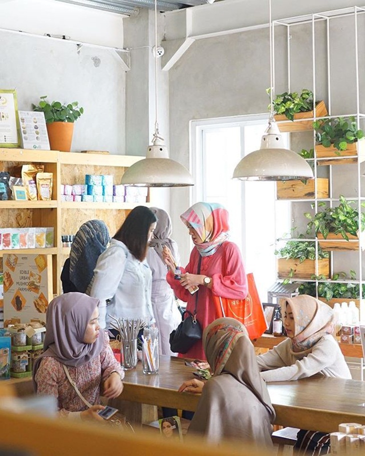 Para pengunjung di Toko Organic Bandung. (Foto: instagram.com/toko_organic)
