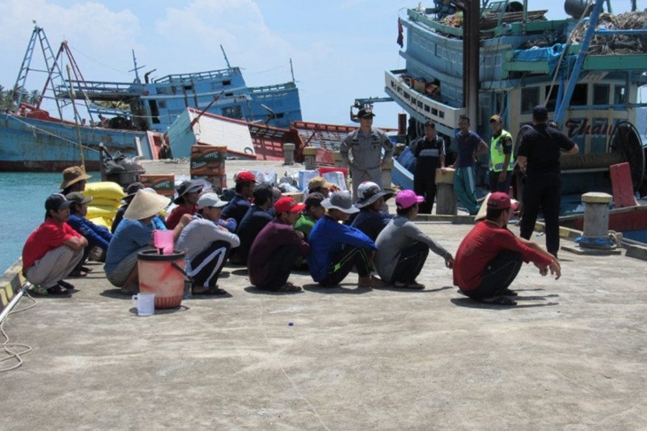 Sejumlah ABK yang ditangkap terkait dengan aktivitas penangkapan ikan ilegal oleh kapal perikanan asing di kawasan perairan Negara Kesatuan Republik Indonesia. ANTARA/HO Dokumentasi Kementerian Kelautan dan Perikanan.