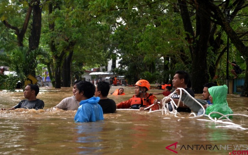 Banjir melanda sejumlah wilayah DKI Jakarta dengan ketinggian 3-5 meter