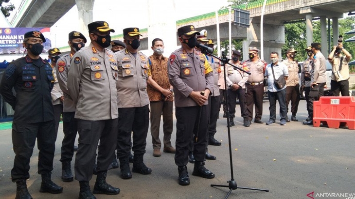 Kepala Polda Metro Jaya Inspektur Jenderal Polisi Fadil Imran ketika memberikan keterangan pers usai mengecek pengamanan di Sekretariat ASEAN di Jakarta, Jumat (23/4/2021). (ANTARA/Dewa Wiguna)