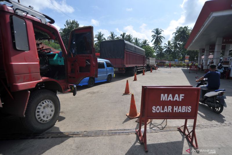 Sejumlah truk diparkir saat menunggu pasokan Bahan Bakar Minyak (BBM) jenis solar yang habis, di SPBU Solok, Sumatera Barat. ANTARA FOTO/Iggoy el Fitra/ama.