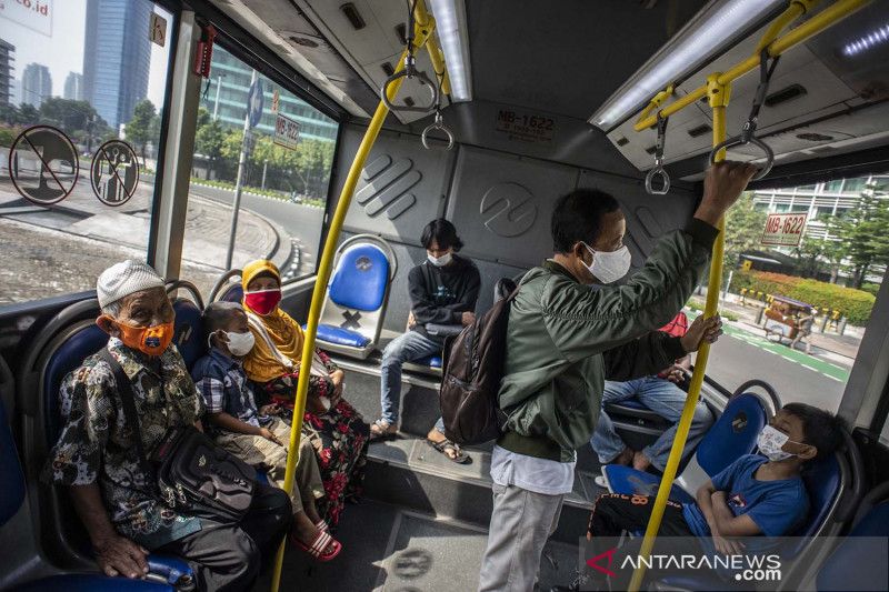 Penumpang TransJakarta. (Foto: Antara)