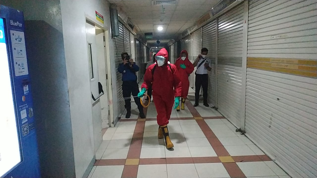 Pasar Tanah Abang Disemprot Disinfektan, Persiapan New Normal?